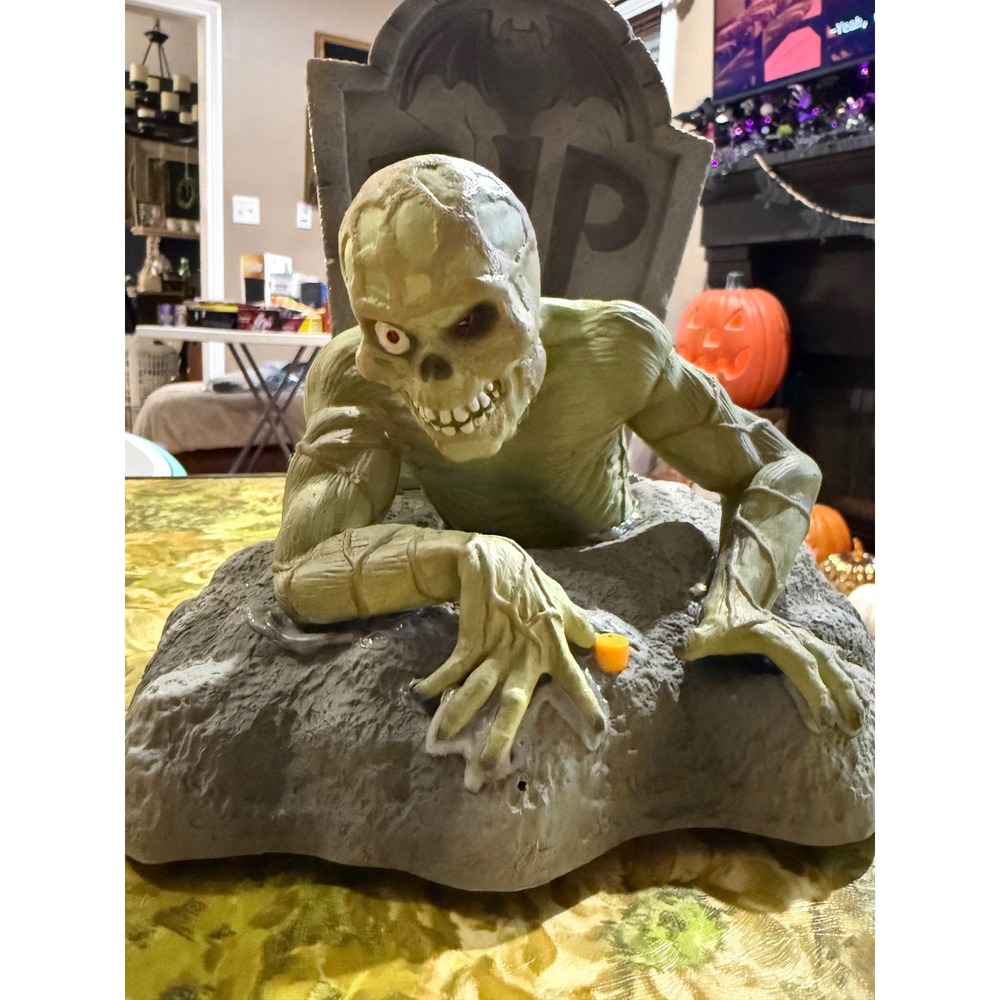 Gemmy Animated Crawling Zombie RIP Tombstone Halloween Prop Light Up Eyes Motion